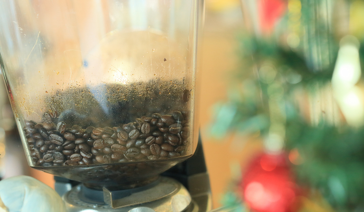 Can You Grind Coffee Beans in a Blender? (If Yes, How to?) Mariposa