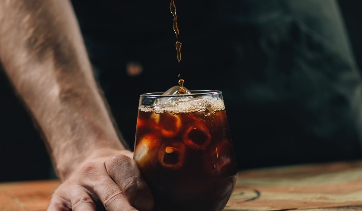 pouring cold brew coffee - ee220318